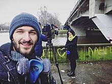 В Калининграде художник расписывает опоры Эстакадного моста с понтонного плота