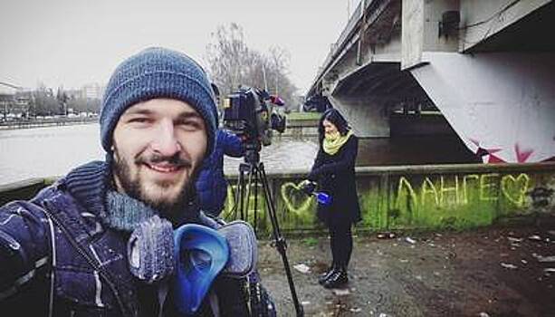 В Калининграде художник расписывает опоры Эстакадного моста с понтонного плота