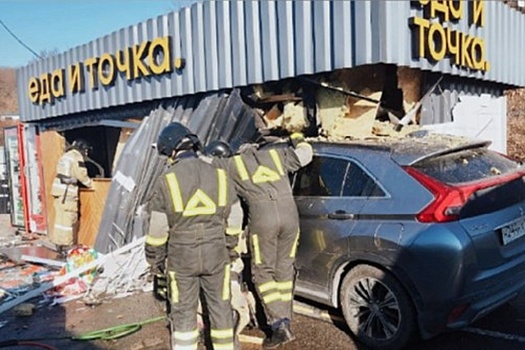 Во Владивостоке автомобиль въехал в придорожное кафе