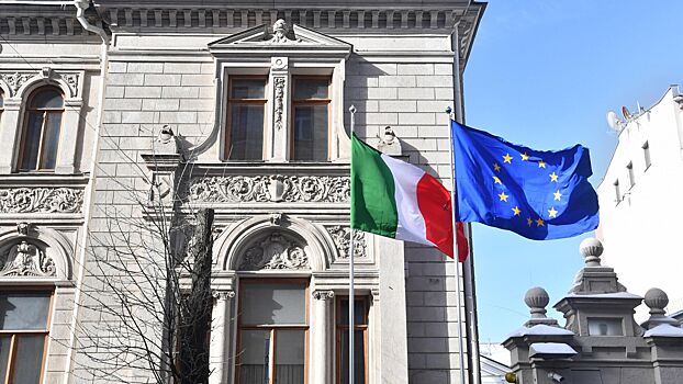 Украинец облил посольство России в Риме красной краской