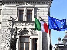 Украинец облил посольство России в Риме красной краской