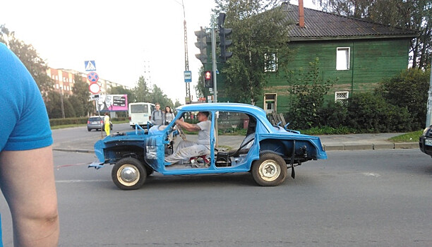 Полностью разобранный автомобиль ездит по Петрозаводску