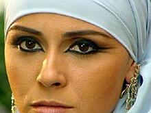 «Божественная»: Джованна Антонелли в горчичном купальнике похвасталась рельефным телом