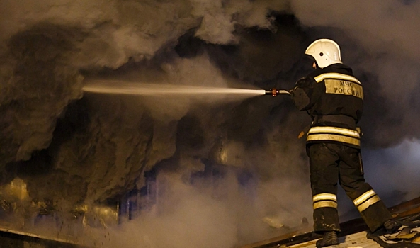 В Волгограде потушили пожар на крыше многоэтажки