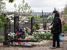 Семьи бойцов СВО пожаловались на похожие на разлагающиеся трупы портреты с могил военных