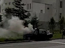 В центре Магадана на дороге загорелся автомобиль