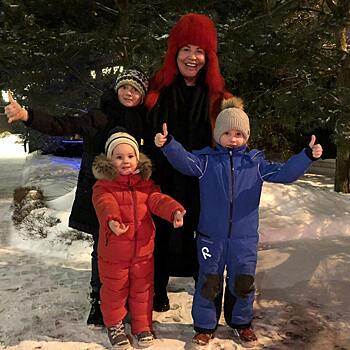 Надежда Бабкина поделилась новогодним снимком с внуками