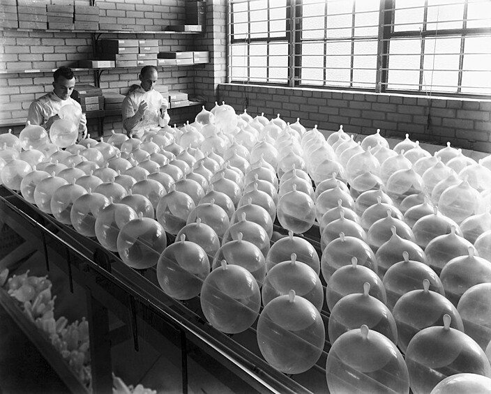 Испытание резиновых изделий №2 и № 3 в 1935 году. В СССР номера обозначали размер, поэтому номер один не пользовался спросом у мужчин. 