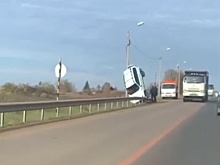 Машина взлетела в воздух и застряла в отбойнике в деревне Бешенцево