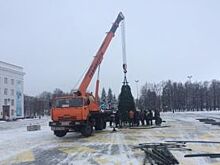 На Соборной площади Ульяновска начали устанавливать новогоднюю ёлку