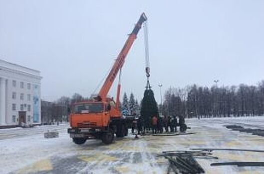 На Соборной площади Ульяновска начали устанавливать новогоднюю ёлку