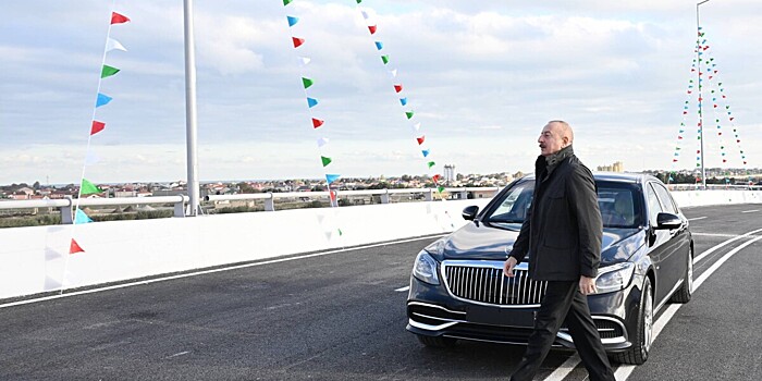 Ильхам Алиев осмотрел новую трассу в Баку, на ней разместили зарядки для электромобилей