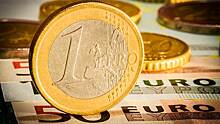 Официальный курс евро снизился на шесть копеек