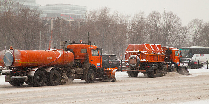 Московский снегопад: на дорогах и улицах столицы работают более 19 тысяч единиц техники