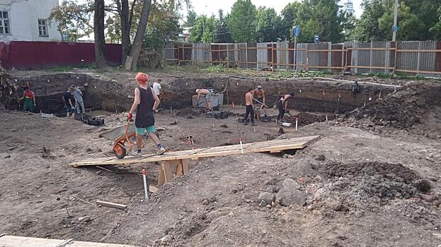 Раскоп внутри крепости Ивана Грозного ведут археологи в Вологде