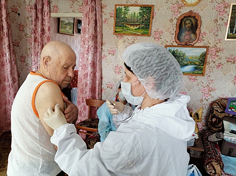 В Курске маломобильных граждан вакцинируют на дому