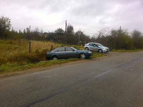В Гвардейском районе Mazda вылетела в кювет, пострадала пенсионерка