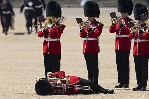 Sky News: трое гвардейцев упали в обморок на репетиции парада ко дню рождения Карла III
