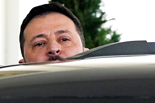 Sabah: После коррупционного скандала Зеленский напоминает "испуганного кота"