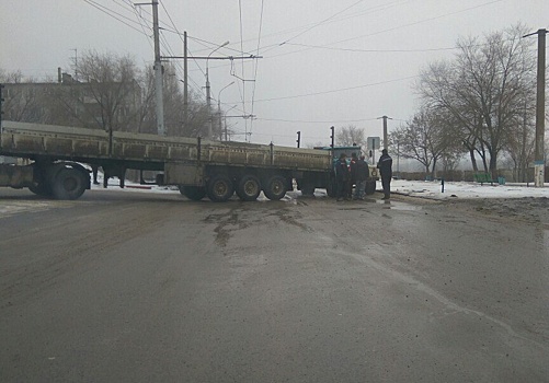 Заскользивший длинномер заблокировал дорогу в Советском районе Волгограда
