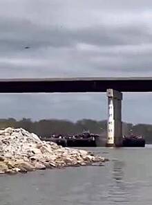 В США второй раз за неделю судно врезалось в мост