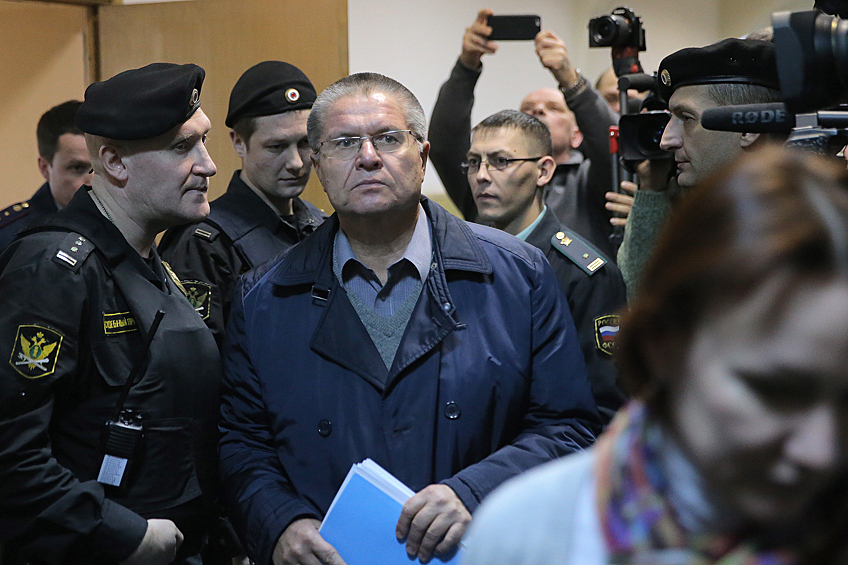 Экс-министр экономического развития Алексей Улюкаев появился на заседании в Басманном суде Москвы, который рассматривал ходатайство следствия о продлении домашнего ареста чиновника по делу о взятке