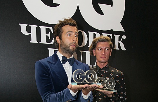 Отмененные в РФ Ургант, Гудков и Варнава устроили в Европе шоу «Живой Ургант»