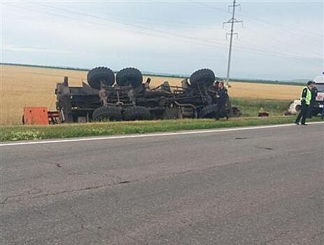 В Красноярском районе КамАЗ перевернулся в кювет, пострадал водитель