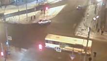 Пьяная женщина попала под пассажирский автобус в Красноярске