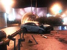 В Сочи водитель Nissan снес дорожное ограждение