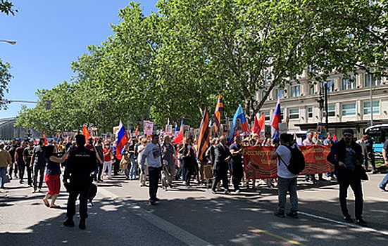 В акции "Бессмертный полк" в Париже приняли участие более 200 человек