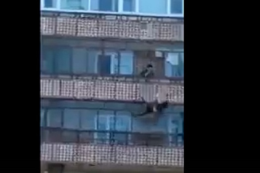 Очевидцы засняли на видео, как бывшая учительница выбросила тело дочери-подростка из окна на Украине (18+)