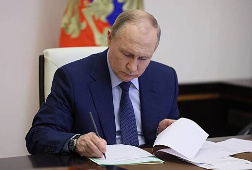 Путин присвоил звания высших офицеров группе российских военных