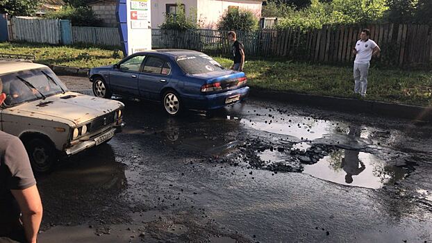 Из-за дождей в Екатеринбурге появилась огромная яма, где водители теряют бамперы