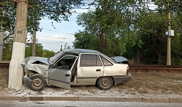 В Волгограде иномарка врезалась в столб освещения