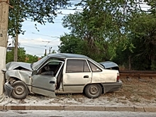 В Волгограде иномарка врезалась в столб освещения