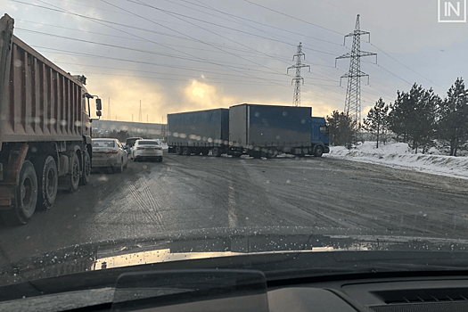 Фура перегородила ЕКАД из-за умершего за рулем водителя