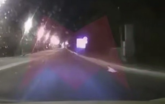 Младенец неожиданно выполз на трассу и едва не угодил под колеса автомобиля