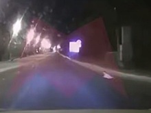 Младенец неожиданно выполз на трассу и едва не угодил под колеса автомобиля