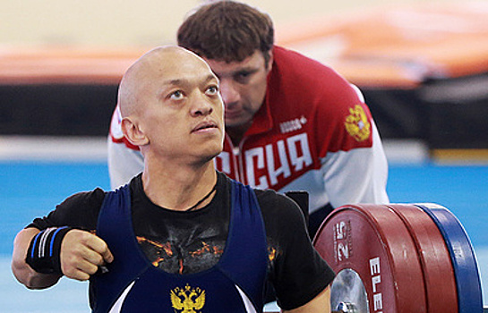 Российский спортсмен дисквалифицирован за футболку с Путиным