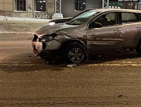 В Самаре не поделили дорогу Mitsubishi и Nissan, есть пострадавший