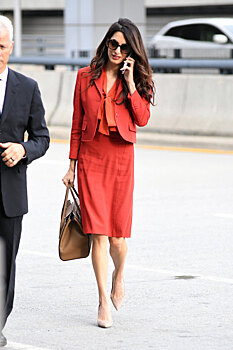 Икона стиля: шикарная Амаль Клуни в красном костюме Bottega Veneta