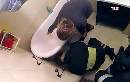 В Москве спасатели приехали вызволять лабрадора из-под ванны