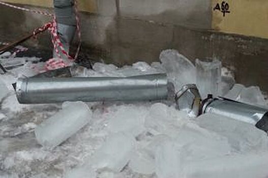 В Гродненском переулке ледяная глыба пробила крышу «Мазды»