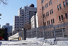 Машина на высокой скорости въехала в пост охраны посольства РФ в Сеуле, полиция разбирается в произошедшем
