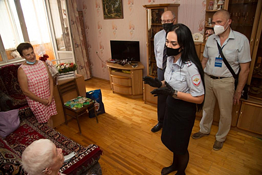 Председатель Совета ветеранов МВД по району Северное Бутово поздравил ветерана с 96-летием