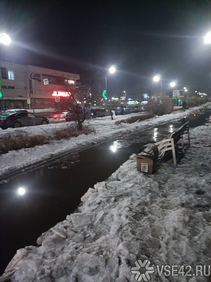 «Река» разлилась по тротуару в Новокузнецке