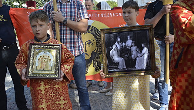 Фотофакт: Крестный ход в память царской семьи в Симферополе