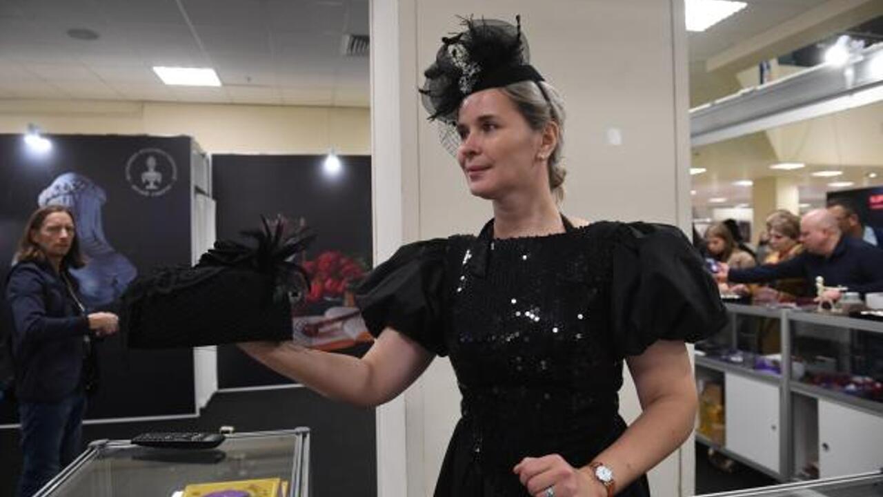 Похоронное агентство представило духи с запахом гроба и черную неваляшку - Рамблер/субботний