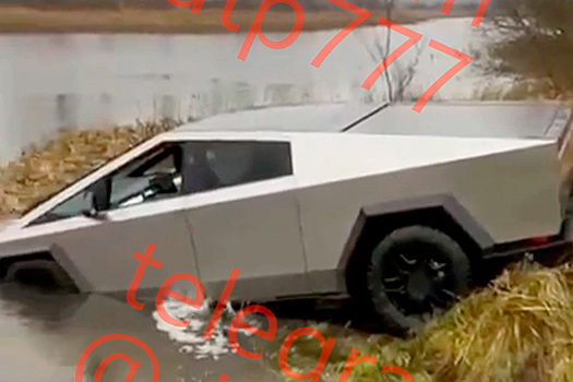В Москве из реки вытащили Tesla Cybertruck